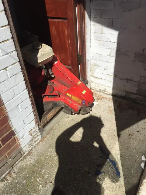 Compact grinder fitting through a narrow doorway